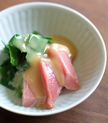 鮪のヌタ（辛子酢味噌和え）